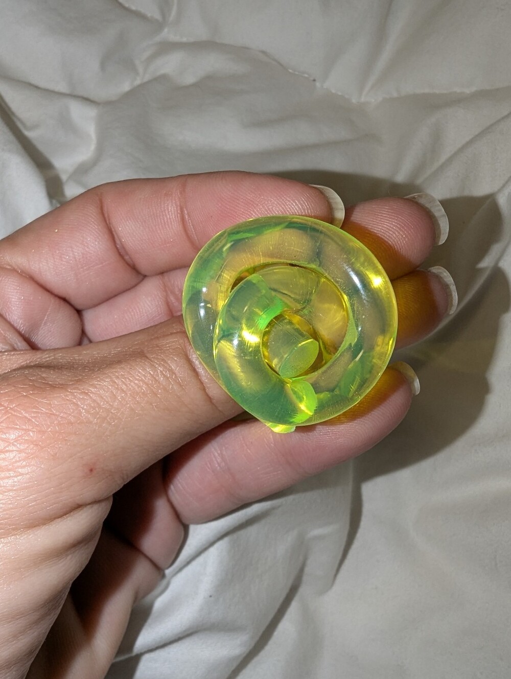 NEON YELLOW KNOT RING - Picture 2 of 6